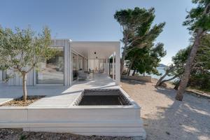 Villa Luna Buqez - 1st Sea line by Beach