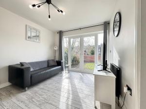 Modern 2 Bedroom Apartment - Near Hospital & Racecourse