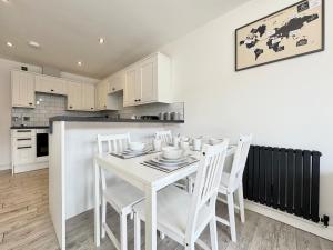 Modern 2 Bedroom Apartment - Near Hospital & Racecourse