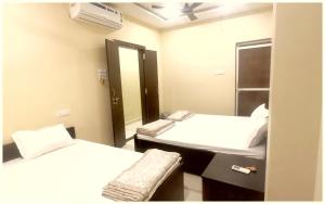 UJJAIN BUDGET HOTEL - R U D R A - S A G A R - Near Mahakal Temple - Railway Station - River - Free Parking and Wi- Fi - Power Backup - Hotel-At-Prime-Location Spacious-Room - BEST HOMESTAY IN UJJAIN