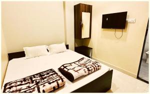 UJJAIN BUDGET HOTEL - R U D R A - S A G A R - Near Mahakal Temple - Railway Station - River - Free Parking and Wi- Fi - Power Backup - Hotel-At-Prime-Location Spacious-Room - BEST HOMESTAY IN UJJAIN
