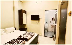 UJJAIN BUDGET HOTEL - R U D R A - S A G A R - Near Mahakal Temple - Railway Station - River - Free Parking and Wi- Fi - Power Backup - Hotel-At-Prime-Location Spacious-Room - BEST HOMESTAY IN UJJAIN