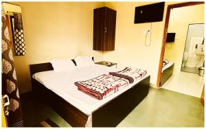 UJJAIN BUDGET HOTEL - R U D R A - S A G A R - Near Mahakal Temple - Railway Station - River - Free Parking and Wi- Fi - Power Backup - Hotel-At-Prime-Location Spacious-Room - BEST HOMESTAY IN UJJAIN