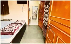 UJJAIN BUDGET HOTEL - R U D R A - S A G A R - Near Mahakal Temple - Railway Station - River - Free Parking and Wi- Fi - Power Backup - Hotel-At-Prime-Location Spacious-Room - BEST HOMESTAY IN UJJAIN
