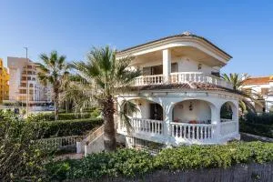 Breathtaking Beachfront Villa in Xeraco - Bárig