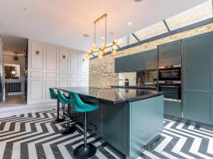 Gorgeous 4 bedroom with parking Kingston London - Pass the Keys