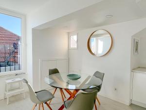 Charming 2BR steps from Castelo De S. Jorge | By Airnest - 4-star hotels in Lisbon