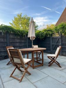 Contemporary detached house short train to London