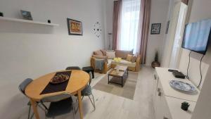 Chic Soho Retreat Spacious 2BR Top Location