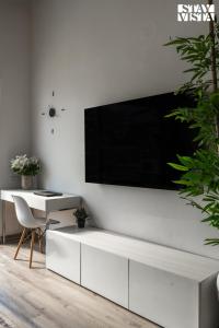 StayVista at La Casa Oberoi with Lawn & Mountain View