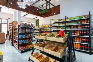 Luxe place with pool,gym,mini mart in yaya center