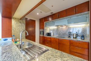 Luxury 1BR Downtown Huge Living Balcony View