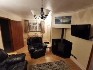 3 bed Bungalow Sleeps upto 6, contractors welcome - Steeple