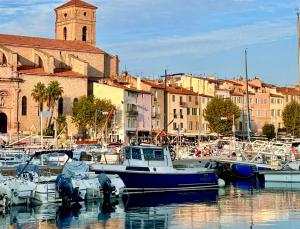 Canolle Charme1mn du port by LaConciergerie13