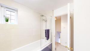 Modern Home, Sleeps 8, Parking