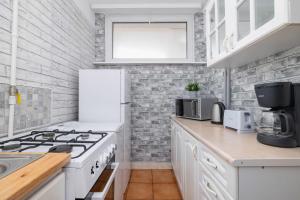 Spacious Studio with Balcony in Katowice by Noclegi Renters