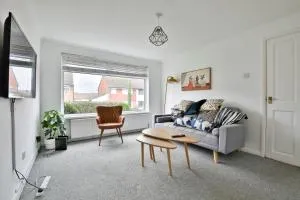 StayRight 3BR House- Modern Kitchen & Private Parking - Saint Nicholas