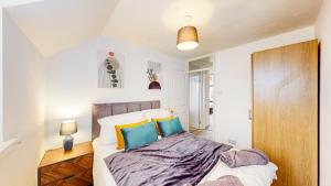 Modern Home, Sleeps 8, Parking