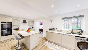 Modern Home, Sleeps 8, Parking