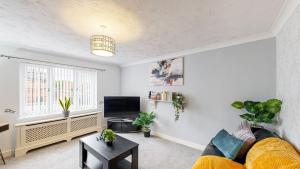 Modern Home, Sleeps 8, Parking