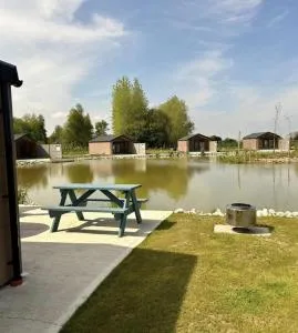 Lakeside Fishing Retreats - Leake Common Side