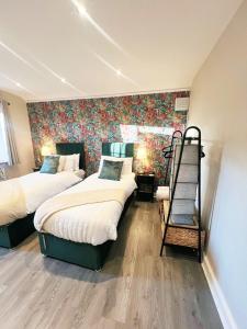 Modern 5-Bedrooms House in London - Guests up to 10 Sleeps - Business - Contractors - Families - Leisure - Hi-Speed Wi-Fi - Parking - Garden