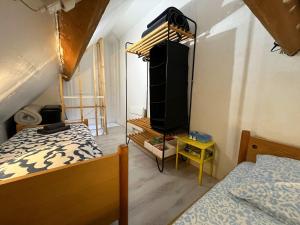 Petite cour privée - à 2 minutes à pied de la plage