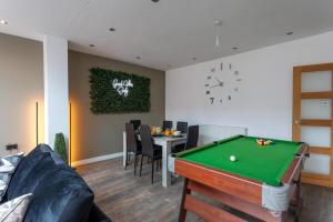 Brand New 5 Bed Home With Snooker Table, Wolverhampton