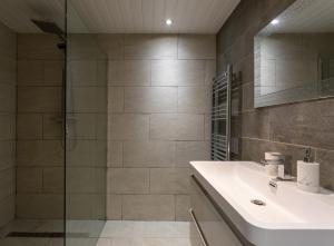 Brand New 5 Bed Home With Snooker Table, Wolverhampton