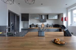 Brand New 5 Bed Home With Snooker Table, Wolverhampton