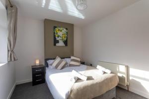 Brand New 5 Bed Home With Snooker Table, Wolverhampton