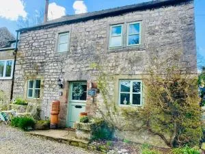 Idyllic, rustic, traditional cottage in rural village with wood burner and a great local pub - Flagg