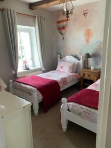 Maisons de vacances Two Cottages in Beautiful Brittany 5 Bedrooms Sleeps 10 Pets Welcome Heated Swimming Pool Free Wifi : photos des chambres