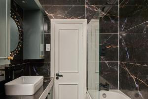 Grand Mayfair Duplex - 3BD 3BA