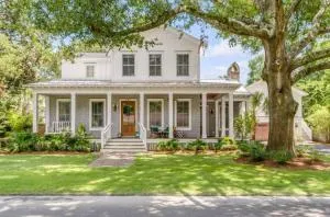 Adluh Abode- Old Village- 5 Mins to beach & dtwn - 沙利文的岛