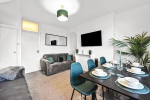 Cosy Cityscape Two Bed Apartment