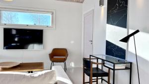 Villa Krystle - Riverside Retreat