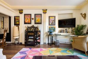 Mayfair 3-Bed 5-Guest Berkeley Square 1729 House