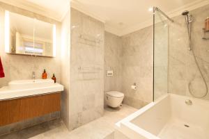 Large 4-Bed 8-Guests w Patio 1841 House Paddington