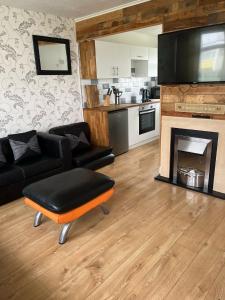 Signature, Scratby - Two bed chalet, sleeps 7, free Wi-Fi, bed linen and towels included, pets welcome and onsite entertainment available