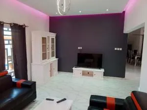 Villa meublée de 300 m2 à louer ou vendre - Malikounda Sas