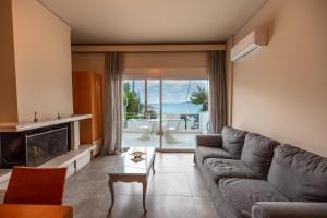 Periklis Beach House Near Athens Airport