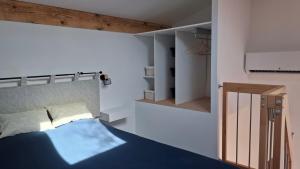 Mazet provençal sous les chênes