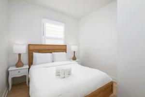 Contemporary 2BR Retreat in MTL Village ZH4
