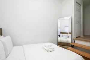 Delightful 2BR in Village Downtown ZH1