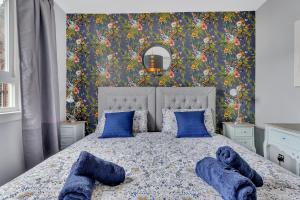 CONTRACTORS ONLY - Sunrise Short Lets CAN HOST OVER 100 PEOPLE ACROSS MULTIPLE PROPERTIES, YOU NEED TO ASK US FOR OUR AVAILABILITY, comfy beds, parking, Tvs, Fully Equipped units - and CENTRALLY LOCATED for ease of access - info only listing