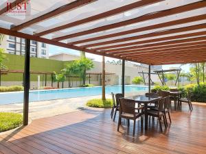 Centrio Tower Cozy Wi-Fi Netflix