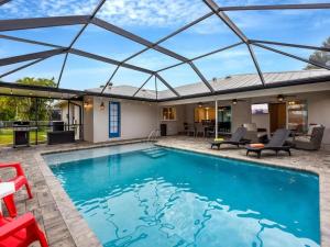 Heated Pool, Gulf Access, Dock, Tiki Hut - The Lucky Pelican - Roelens
