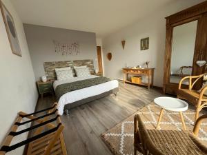 B&B / Chambres d'hotes Les Etoiles de Cales - chambres d'hotes de charme pres de Rocamadour au coeur du Parc Naturel des Causses du Quercy : photos des chambres
