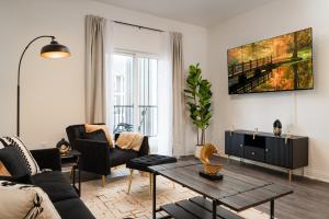 Sunrise Glow Spacious 2BR 2BA 2 King Beds Gym WFH